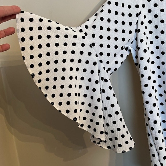 Green Envelope ruffled sleeve tie back white w/ black polka dots blouse Size L - Picture 2 of 7